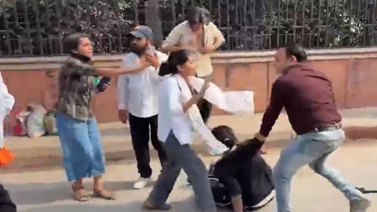 दिल्ली में छात्रों-महिलाओं को बीच सड़क पर पीटा, हिंदू रक्षा दल से जुड़े होने का दावा करने वाले 4 गिरफ्तार, सामने आई पहचान - India TV Hindi