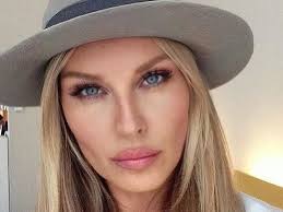 Simona se svou starší sestrou yvonnou. Najprv Zverejnila Prsia A Teraz Foto Simona Krainova Sa Ukazala Uplne Hola Galeria Topky Sk