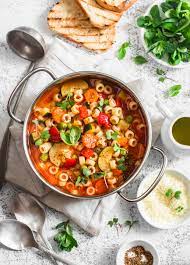 Lo rigiro in padella per 5 minuti, giusto il tempo di farlo un po' scongelare. 20 Idee Per Trasformare Il Minestrone In Un Piatto Goloso La Cucina Italiana