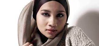 Malaysian darling yuna & adam sinclair are engaged! Yuna Selamat Bertunang Dengan Adam Sinclair Sensasi Selebriti