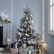 Use ribbon that is at least 2 inches wide and up to 4 inches wide. How To Decorate A Christmas Tree Like A Professional