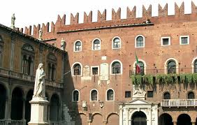 Piazza diodoro siculo, nella quale si trovano i palazzi i.n.c.i.s. In Cammino Con Dante A Verona La Mostra Diffusa E La Mappa Dei Luoghi In Citta E Provincia Eventi A Verona