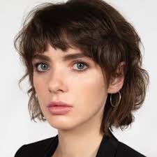 Sarah Swain's Instagram, Twitter & Facebook