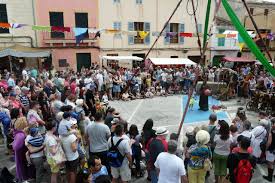 Die burganlage bietet die perfekte kulisse für den mercat medieval, einen mittelalterlichen handwerkermarkt, der jedes dritte wochenende im mai in capdepera stattfindet. Ferias En Mallorca Capdepera Alcudia Sencelles Y Sant Jordi