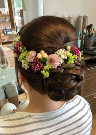 accessoires brautfrisur beliebtes blumen echte ein die frechte blumen ein beliebtes accessoires brautfrisur stirnband kurze haare homecoming frisuren