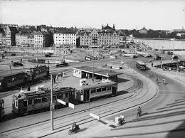 Vid södermalmstorg finns en gångbana längs med stadsmuseet. Slussen Sodermalmstorg Hallplats For Sparvagnar Stockholmskallan Bilder Gamla Foton Stockholm