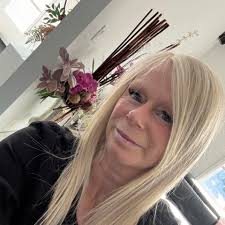 Oyé Oyé! Gâteau Forêt Noire fait officiellement son entrée dans notre  comptoir d'enrobage! 🍒👏 Croquez dans ce nouveau cornet éclaté de chocolat  noir, garni de croustillant de cerise, coulis de chocolat blanc,