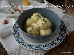 Nel frattempo tagliare a pezzettini 50 gr di formaggio fontina, grattugiare i restanti 150 gr e tritare insieme il timo, il prezzemolo e l'erba cipollina. Gnocchi Ripieni Con Porcini E Castagne Su Crema Di Bagoss