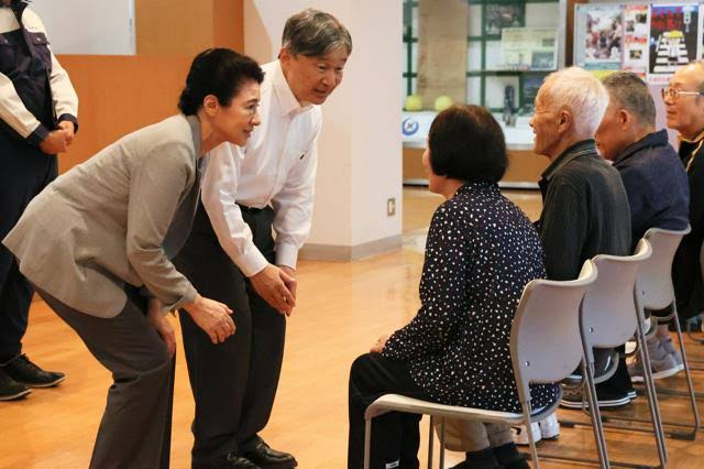 天皇、皇后両陛下、熊本地震の被災者を見舞う 胸にくまモンのバッジ（朝日新聞） - Yahoo!ニュース