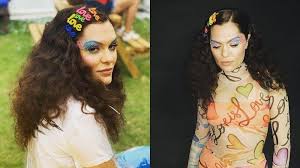 When tomorrow comes i'll be on my own feeling frightened up the things that i don't know when tomorrow i got all i need when i got you and i i look around me, and see sweet life i'm stuck in the dark but you're my flashlight you're gettin' me, gettin'. Chord Lagu Jessie J Flashlight Kunci Gitar Lagu Barat Hits Paling Mudah Serta Video Lirik Arti Halaman 2 Sriwijaya Post