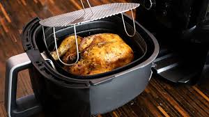 Zu Sehen Ist Der Angehobene Spritzschutz Von Bajo Fur Den Philips Airfryer Mit Einem Fertigen Brathahnchen D Gerichte Mit Hahnchen Airfryer Rezepte Kochrezepte