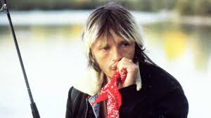 A male given name, equivalent to english reynold. Tu Vas Au Bal Renaud Shazam