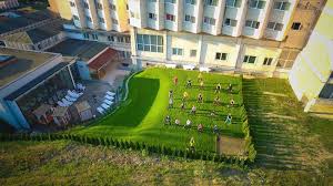 Spațiile de cazare ale hotelului sunt completate de către cele destinate alimentației, acestea fiind reprezentate de restaurantul cu o capacitate de 290 locuri și un bar, dar si de către cele două săli de conferință. Pachet Sanatate Balneara 2020 Buzias Hotel Parc Pico Mar Travel