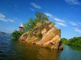 Cerita lagenda melayu ini sangat terkenal sehingga ada. Di Mana Dia Si Tanggang Anak Derhaka Yang Disumpah Jadi Batu Meremang