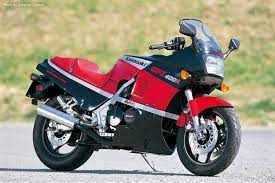 水冷化で200km hオーバー カワサキgpz400rが偉大すぎる motorz モーターズ クルマ バイクをもっと楽しくするメディア カワサキ バイク カタナ バイク