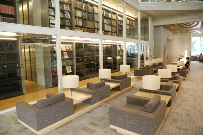 和泉図書館の椅子がスゴイ！ | Meiji NOW
