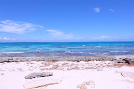 宮古島から来間 くりま 大橋を渡っていく来間島は 離島らしい素朴な風景が残る中 おしゃれなカフェも点在する密かな人気スポットです 伊良部 いらぶ 大橋を望む天然ビーチ 長間浜 は 知る人ぞ知るシュノーケリングポイント ビーチはただただ白い砂 沖縄