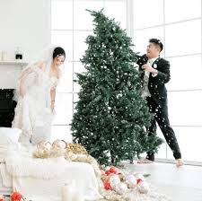 Suasana malam yang sunyi dan gelap membuat kita bisa sejenak melakukan introspeksi diri atau. Penuh Kebahagiaan Deretan Selebriti Lakukan Pemotretan Dengan Tema Hari Natal Diadona Id