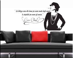 Cuscino di seduta e braccioli sono realizzati in poliuretano espanso a densità. Wall Sticker Frase Coco Chanel Decorazione Da Parete