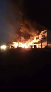 Sejumlah rekan kerja korban menunggu di luar gedung rumah sakit. Pabrik Ban Di Kim Star Tanjung Morawa Terbakar Metro Online