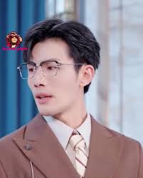 Người cha bế con trên tay. Bất ngờ phát hiện ra bí mật lớn.