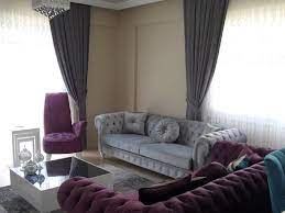 Bu renkleri seçerken salon duvar rengi, halı ve aksesuar renklerine en uygun tonları seçmeye dikkat etmelisiniz. Gri Ve Mor Salon Dekorasyonu 2021 Dekorcenneti Com