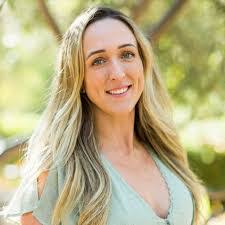 Keri White's Instagram, Twitter & Facebook