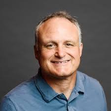 Dana Kerr's Instagram, Twitter & Facebook