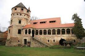 Cetatea cisanadioara, muzeul astra, biserica fortificata de la biertan sau muzeul de icoane pe sticla de la sibiel, unic pe plan mondial sunt doar cateva dintre obiectivele turistice de neratat din marginimea sibiului. Iata Cateva Obiective Turistice De Neratat Pe Drumul Sibiu Sighisoara