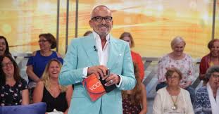 Manuel luís sousa goucha (born 25 december 1954, madalena, lisbon, portugal) is a portuguese television presenter (). Ja Se Sabe Quem Vai Substituir Manuel Luis Goucha Nas Manhas Da Tvi Nit