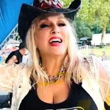 Dee Dee is working her way through Single Note Soloing v2. 😸