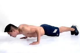 Wer die ganzkörperübung regelmäßig trainiert, kann sich jede menge fitnessgeräte sparen. 100 Liegestutze Trainingsplan So Erreichst Du Dein Ziel Wiressengesund