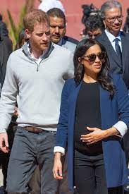 Herzogin meghan zeigt prallen babybauch/gerüchte & fakten. Herzogin Meghan Die Besten Bilder Mit Ihrer Hand Auf Dem Babybauch Gala De
