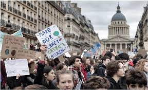 (paris) environ 15 000 personnes ont marché pour le climat samedi à paris mais cette manifestation a été parasitée par des violences : Marche Pour Le Climat A Paris Les Jeunes Se Mobilisent Pour Leur Planete Onu Info