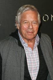 Robert kraft was awarded the prestigious john jay award in 1987, theodore roosevelt award in 2006, george halas award in 2012 and a few more awards. Robert Kraft Das Riesige Vermogen Des Patriots Besitzers 2021