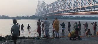 Cercando di sopravvivere alla vita di strada, finisce per essere adottato da una coppia di australiani che lo cresce con amore a hobart. Viaggiare Con Netflix 18 Bellissimi Film Che Devi Guardare