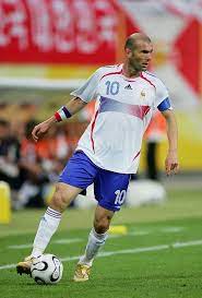 Imbécile si ti croix rouge ou ti croix pas !? Zinedine Zidane Of France In Action During The Fifa World Cup Germany Zinedine Zidane Best Football Players World Football