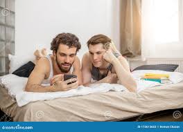 同性恋者在手机上观看有趣的视频库存图片. 图片包括有性别, 关系, 排除, 家庭, 生活方式, 夫妇- 173613653