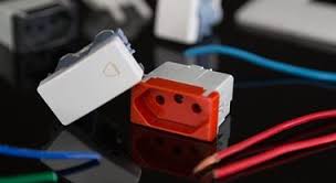 Resultado de imagem para tomada elÃ©trica preta