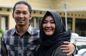 Ini kerana memang sudah menjadi fitrah manusia yang ingin mencintai dan dicintai. Lama Tak Ada Kabar Suami Penyanyi Religi Sulis Minta Doa Untuk Sang Istri Skanaa
