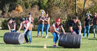 Team building can happen anywhere. Teambuildingspiele Indoor Outdoor