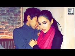 Saif Ali Khan S Daughter Sara Ali Khan Gets Cozy With Mystery Guy Lehr Sara Ali Khan Saif Ali Khan Khan