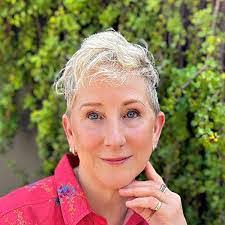 Paula Olden's Instagram, Twitter & Facebook