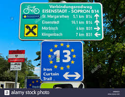 Direktionale Zeichen Auf Dem Bike Tour Iron Curtain Trail Entlang Der Grenze Zwischen Ungarn Und Osterreich In Der Nahe Von Fertorakos Ungarn Stockfotografie Alamy