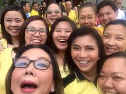 With Leni and her kids, mom in law Judy, Eli Antonino, cousin Veana Fores,  Cong. Kaka Bag-ao in a groupfie at Cathedral Speaker Belmonte, PNoy and Mar  waiting for the next thing.