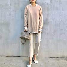 momentplus official ベージュのスウェットは momentplus official モーメントプラス さんの物 ゆるっとしててサイドにスリットが入ってて春仕様のスウェットでとても着やすいです スウェットもパンツもバッグもベージ アンクルパンツ ベージュ