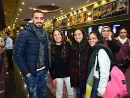 صور نجوم بنات ثانوى يشاهدون الفيلم مع جمهور السينما عين