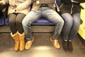 Scitec Media – Männer, die breitbeinig im Zug sitzen, nerven Frauen