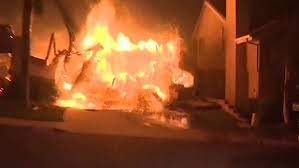 Wildfires Threaten Thousand Oaks As Huge Blazes Advance On Suburb Which Lost 12 During Mass Shooting Daily Mail Online