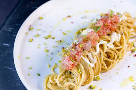 Frullate il tutto fino ad ottenere una crema liscia ed omogenea 4, poi tenetela da parte in frigorifero. Spaghetti Orobio Crema Di Pistacchio Di Bronte E Sua Granella Tartare Di Gambero Rosso Straccetti Di Burrata Lime Picture Of Sensi Restaurant Bari Tripadvisor